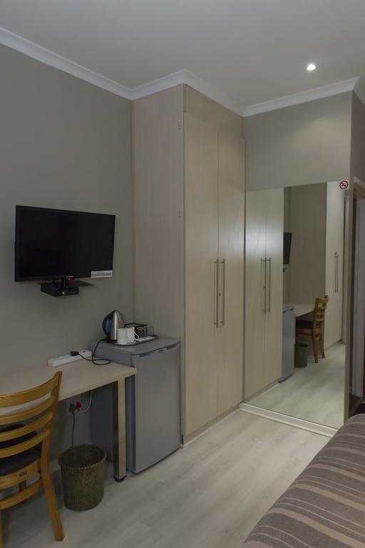 The Suburban Guest House بلومفونتين الغرفة الصورة